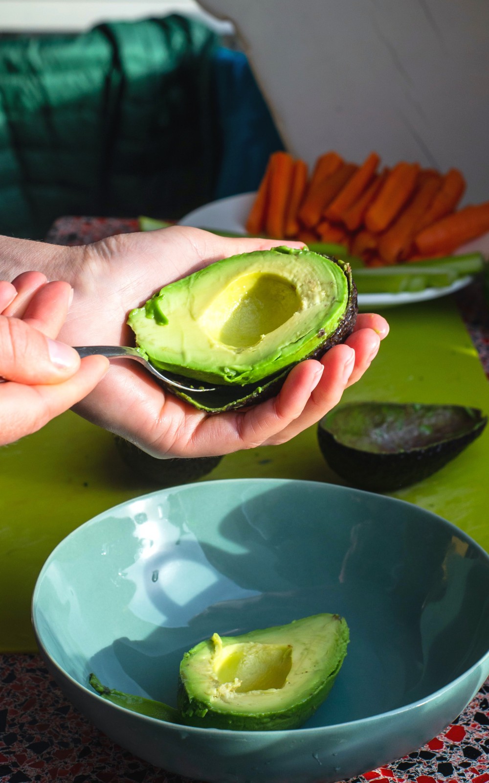 Épluchez les avocats (crédit photo : Louis Hansel @Unsplash)