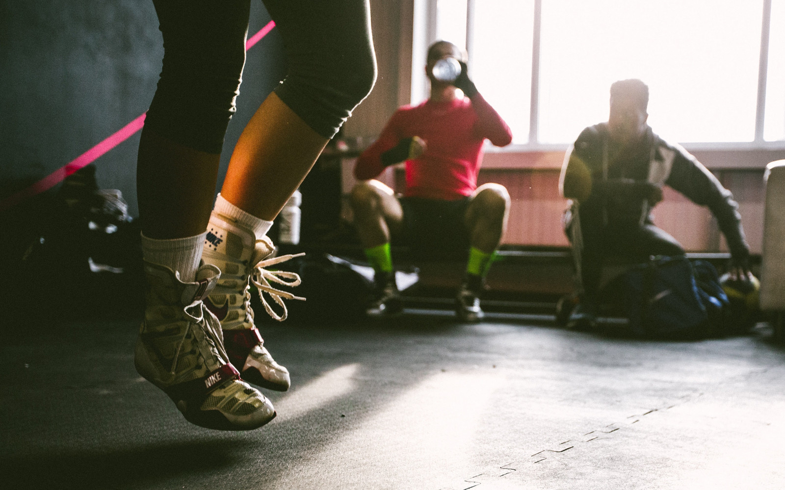 Boire pendant les pauses de la séance (crédit photo Dylan Nolte @Unsplash)