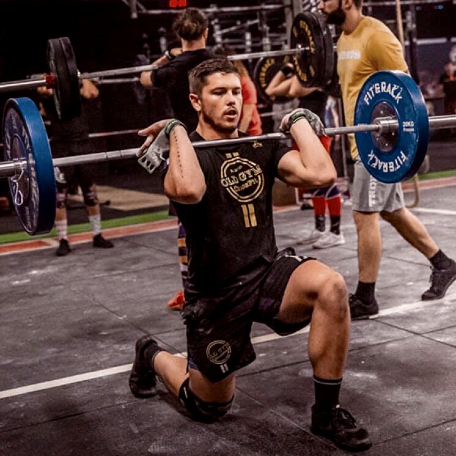 Jordan Krstic en oeuvre sur une séance Crossfit : lunge front rack